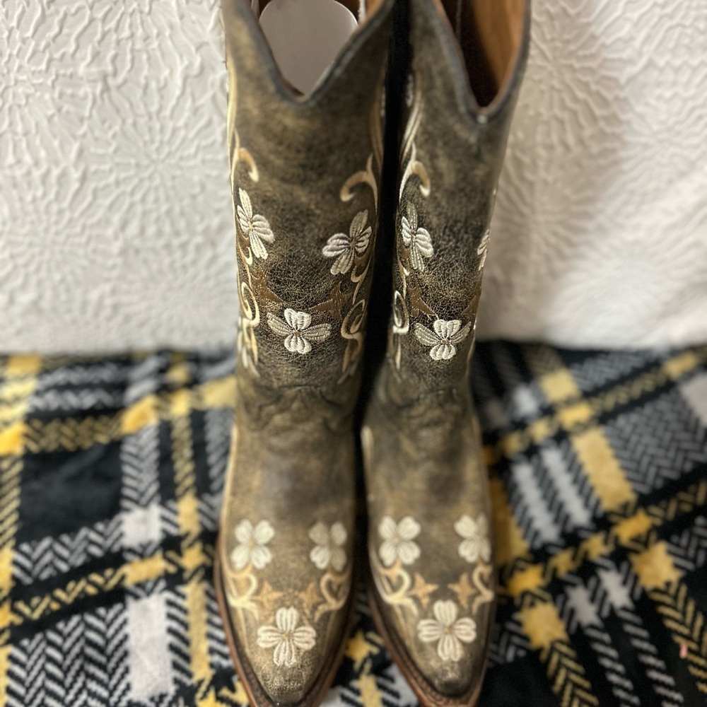 Corral Circle G Wedding Boots. Size 6.5 brand new only tried on once.